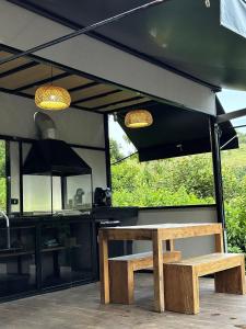 a table and a bench in a kitchen at Piramidevidro in Santa Isabel