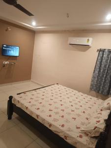 a hospital room with a bed and a air conditioner at Hotel Homestay-Bhimavaram in Bhīmavaram +1 photo