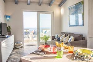 a living room with a couch and a table at Tra blu e celeste in Castelsardo