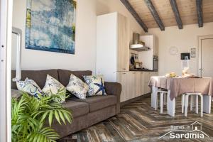 a living room with a couch and a table at Tra blu e celeste in Castelsardo