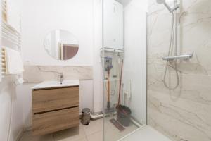 a bathroom with a shower and a sink and a mirror at Le Cocoon Studio 2 voyageurs in Arras