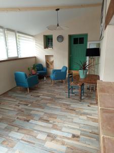 a living room with blue chairs and a table at Studio cosy in Champs