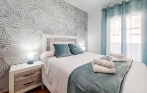 a bedroom with a bed with two towels on it at La Escapadita in Benaoján