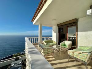a balcony with chairs and a view of the ocean at Esperanza in Tacoronte