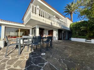 a patio with a table and chairs in front of a house at Esperanza in Tacoronte