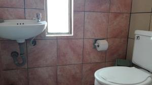 un bagno con lavandino e WC di Posada Junco y Capuli a Huancayo