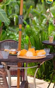 a table with a pair of shoes on it at Chalé Primavera Rosa com piscina in Penha