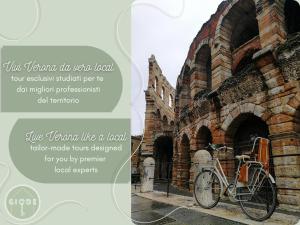 a bike parked in front of a building at Giode X Veronetta in Verona