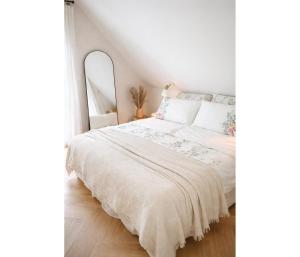 a bedroom with a bed with a white bedspread at Top bewertete 2-Zimmer-Wohnung mit sehr gut ausgestatteter Küche, Netflix und gemütlichem Schlafzimmer in Hildesheim in Hildesheim +10 photos