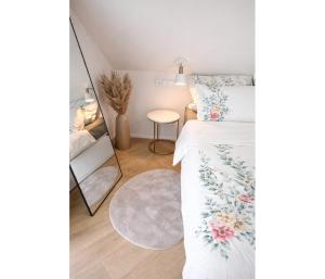 a bedroom with a bed and a mirror at Top bewertete 2-Zimmer-Wohnung mit sehr gut ausgestatteter Küche, Netflix und gemütlichem Schlafzimmer in Hildesheim in Hildesheim