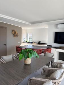a kitchen and dining room with a table and chairs at Appartement Duplex Rosas avec terrasse magnifique jacuzzi vue mer in Roses
