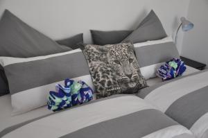 En eller flere senge i et værelse på Outeniqua Guest Farm + 41 billeder