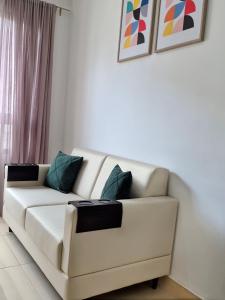 a white couch sitting in a living room at Apto 4 andar com vista incrível para piscina in Lucas do Rio Verde