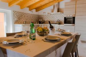 A kitchen or kitchenette at Villa Perla del Lago