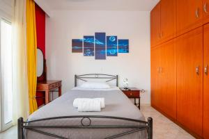 a bedroom with a bed with two towels on it at Golden Grove in Afantou