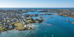 an aerial view of a small island in the water at Studio Dour avec terrasse à proximité des plages in Étel