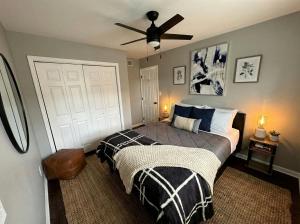 a bedroom with a bed and a ceiling fan at Cozy Modern Villa in New Castle