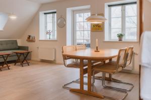 ein Esszimmer mit Tisch und Stühlen in der Unterkunft Aroma Guesthouse in Ærøskøbing