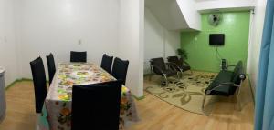 a dining room with a table and chairs and a television at Espaço Ideal 7 in Cascavel