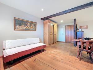 a living room with a couch and a table at Les Perles du Ried - Gîte 6 - proche Europapark Strasbourg Colmar in Boofzheim