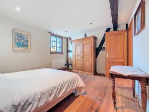 a bedroom with a bed and a wooden floor at Les Perles du Ried - Gîte 6 - proche Europapark Strasbourg Colmar in Boofzheim