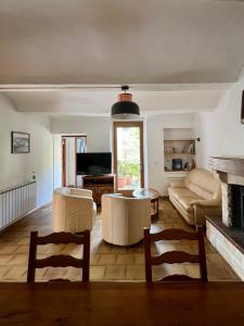 a living room with a couch and a fireplace at Gîte en Cévennes in Sumène