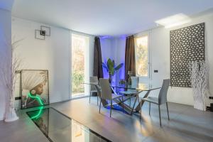 a dining room with a glass table and chairs at Villa Primodì in Bologna