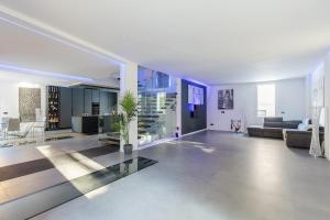 a large living room with a potted plant in the middle at Villa Primodì in Bologna
