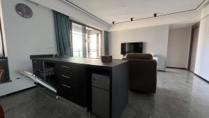 a living room with a black desk and a couch at Family-friendly apartment in Dongguan