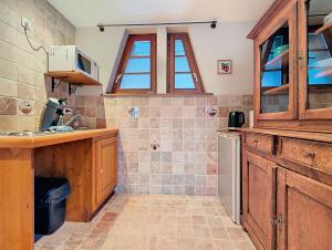 a kitchen with a sink and a counter top at Les Perles du Ried - Gîte 7 - 15mn Europapark - Proche Strasbourg Colmar in Boofzheim
