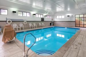 a large swimming pool in a building at Newly Renovated Hampton Inn Omaha West Lakeside in Lane