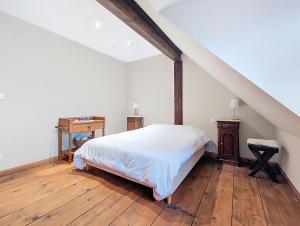 a bedroom with a bed and a wooden floor at Les Perles du Ried - Gîte 8 - 15mn Europapark - proche Strasbourg Colmar in Boofzheim