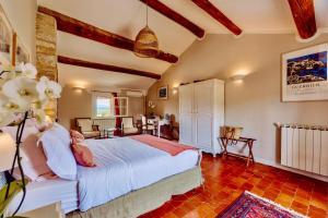 a bedroom with a large bed in a room at Bastide Saint-Didier in Saint-Didier