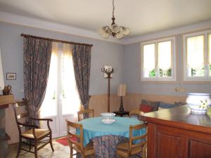 a dining room with a table and chairs at Demeure de la pompe in La Queue-en-Brie