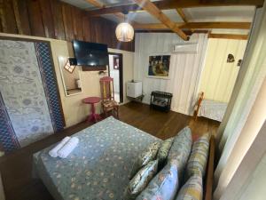 a living room with a bed and a couch at Pousada Cantuá in Ilha do Mel