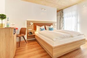 a bedroom with a bed and a desk with a chair at Hotel Erbprinzenhof in Karlsruhe