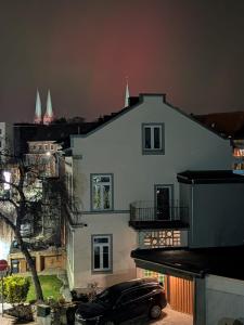 a black car parked in front of a white house at # Ausblick LübEck in Lübeck