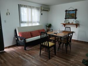 ein Wohnzimmer mit Sofa und Tisch in der Unterkunft La isabela in Mar del Plata + 5 Fotos