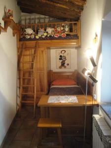 A bed or beds in a room at La Petie Maison di Apricus
