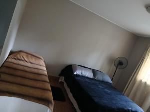 ein kleines Schlafzimmer mit einem Bett und einer Lampe in der Unterkunft La isabela in Mar del Plata