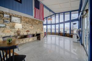 an empty lobby with an american flag on the wall at Cannon Inn By Capital O Gonzales Tx in Gonzales +33 photos
