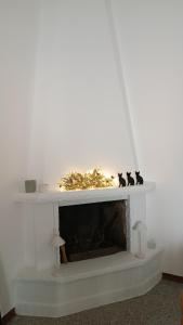 a fireplace with a christmas wreath on top of it at Il nido in Marina di Massa