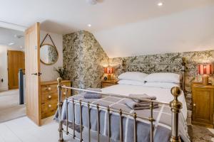 a bedroom with a bed and a mirror at 3 Bed in Cley oc-t32433 in Cley next the Sea