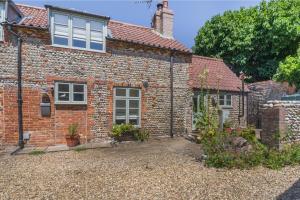 an old brick house with a large yard in front of it at 3 Bed in Cley oc-t32433 in Cley next the Sea