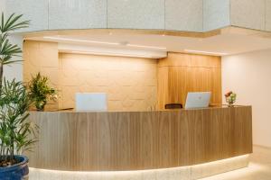 an office reception counter with two laptops on it at Promenade Palladium Leblon in Rio de Janeiro