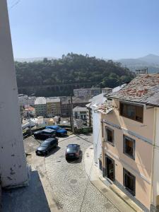 two cars parked in a parking lot next to a building at Casa La Peña in Luarca