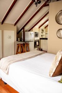 ein Schlafzimmer mit einem großen weißen Bett in einem Zimmer in der Unterkunft De Witte Loft in Newcastle