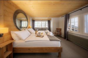 ein Schlafzimmer mit einem großen Bett in einem Holzzimmer in der Unterkunft Le Coucou Hotel Restaurant & Lounge-Bar in Montreux