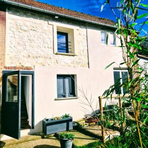 ein Backsteinhaus mit einer grünen Tür in der Unterkunft La Petite Maison de Vernon-Giverny, gîte cosy avec jardin à 7 min de Giverny, Sauna, Wifi, parking gratuit dans la rue, calme in Vernon
