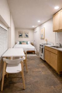 a kitchen and a bedroom with a bed and a table at Lisboa Shores in Miami